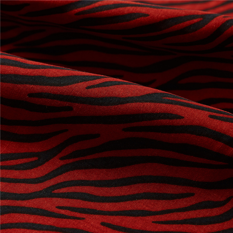 Roter Stoff mit Zebrastreifen aus 100 % Rayon-Popeline mit Zebra-Tierdruck