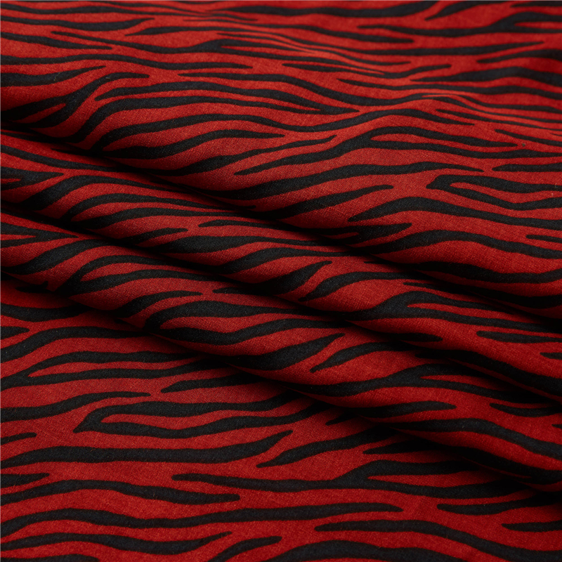 Roter Stoff mit Zebrastreifen aus 100 % Rayon-Popeline mit Zebra-Tierdruck